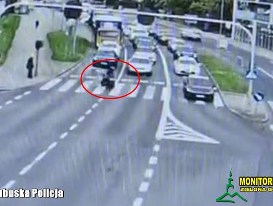 Ryzykowny manewr motocyklisty na skrzyżowaniu. Grozi mu utrata prawa jazdy