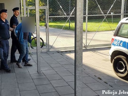 Rzucał kostką brukową w samochody. Usłyszał 19 zarzutów, a szkody przekraczają 50 tysięcy złotych