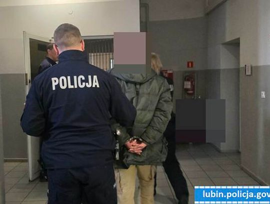 Rzucał w okna, bo nie mógł pogodzić się, że go zostawiła. Kobieta trafiła do więzienia - była poszukiwana Rzucał w okna, bo nie mógł pogodzić się, że go zostawiła. Kobieta trafiła do więzienia - była poszukiwana