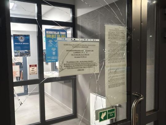 Rzucił kamieniem w komisariat. Potem tłumaczył się, że tego nie pamięta