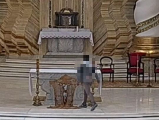 Rzucił krzyżem i opluł ołtarz. Mężczyzna odpowie za obrazę uczuć religijnych