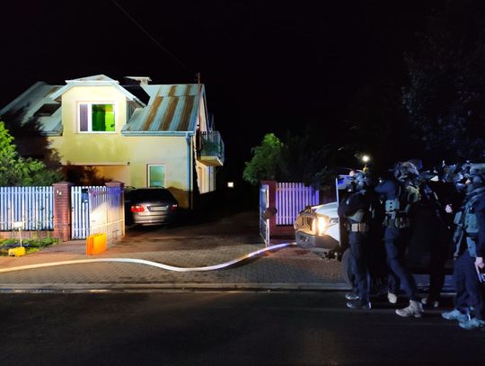 Rzucił się na policjantów z maczetą, a potem zabarykadował w domu. Groził wysadzeniem budynku