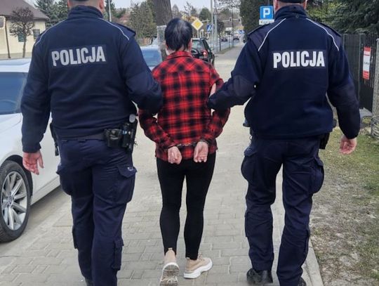 Rzuciła się na policjantów z nożem, krzycząc, że ich zabije i spali. 50-latka tymczasowo aresztowana