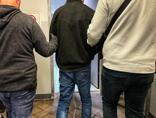 Szukali go za fałszywy alarm bombowy. Sam się wystawił, robiąc zdjęcia radiowozom i karetkom Szukali go za fałszywy alarm bombowy. Sam się wystawił, robiąc zdjęcia radiowozom i karetkom