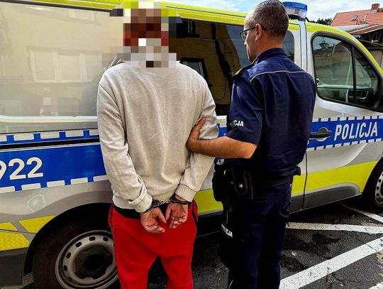 Sam ściągnął na siebie uwagę policji. Na widok mundurowych spanikował, znaleźli przy nim narkotyki