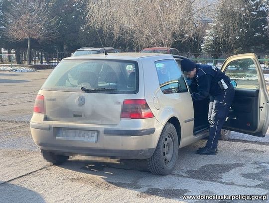 Samochód jechał przez miasto zygzakiem. Kierowca był po narkotykach. Tłumaczył, że śpieszy się do żłobka po dziecko