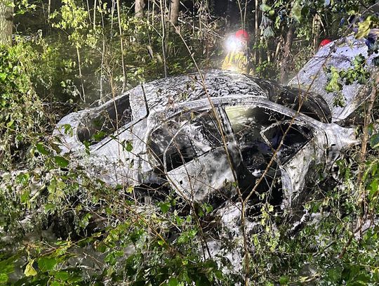 Samochód osobowy wypadł z drogi i stanął w ogniu. Jedna osoba została poszkodowana