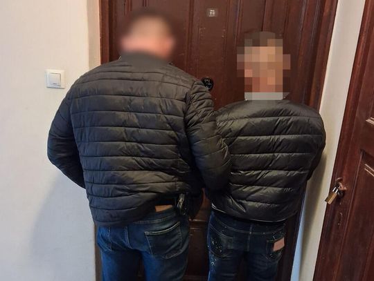 Samochód służył jako magazyn narkotyków. Małżeństwo zatrzymane, w aucie 64 woreczki