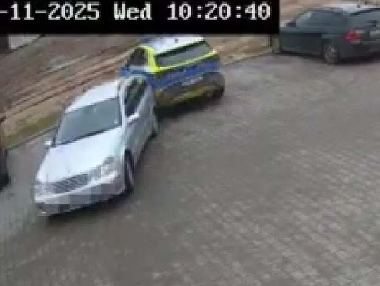 Samochód stoczył się na zaparkowany radiowóz. Kierowca uciekł, gdy zobaczył, co narobił Samochód stoczył się na zaparkowany radiowóz. Kierowca uciekł, gdy zobaczył, co narobił