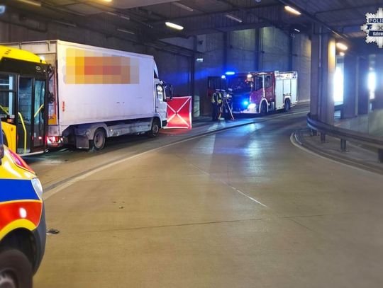 Samochód stoczył się ze wzniesienia i uderzył w autobus. Kierowca nie przeżył wypadku