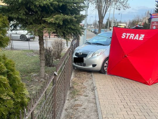 Samochód uderzył w ogrodzenie komisariatu. Za kierownicą 73-latka. Nie udało się jej uratować