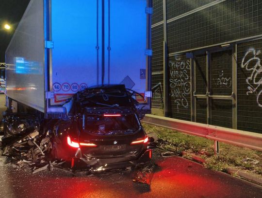 Samochód wbił się pod naczepę ciężarówki. Kierowca zginął na miejscu