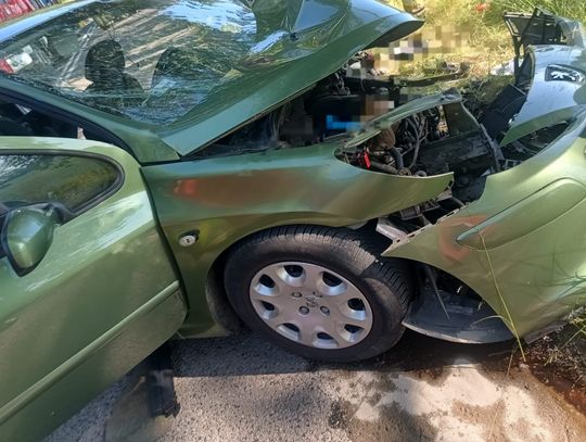 Samochód wypadł z drogi i uderzył w drzewo. Zginęła pasażerka, kierowca zabrany do szpitala