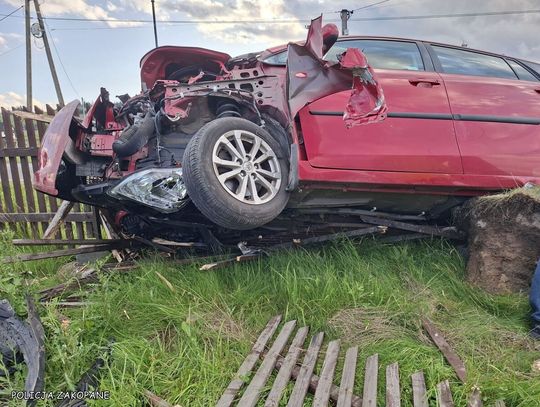 Samochód wypadł z drogi i uderzył w ogrodzenie. W wypadku zginęła 10-letnia dziewczynka