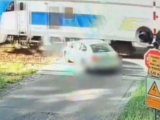 Samochód z matką wiozącą dzieci uderzył w lokomotywę. O krok od tragedii na przejeździe Samochód z matką wiozącą dzieci uderzył w lokomotywę. O krok od tragedii na przejeździe