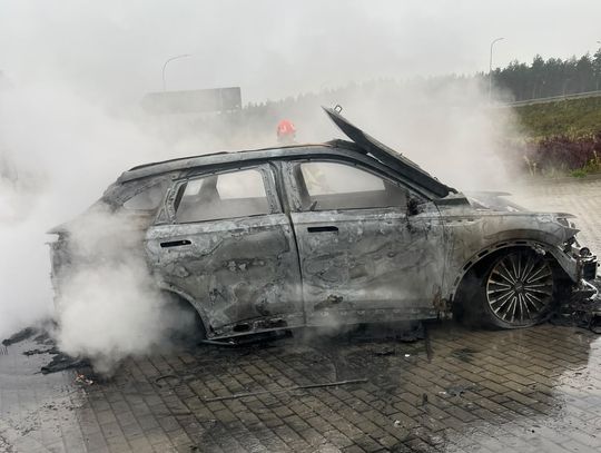 Samochód z rodziną w środku zaczął płonąć podczas kontroli drogowej. Policjanci pomogli im się wydostać