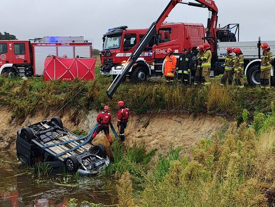 Samochód zatopiony w stawie, w środku dwa ciała. Policjanci wyjaśniają okoliczności tragedii