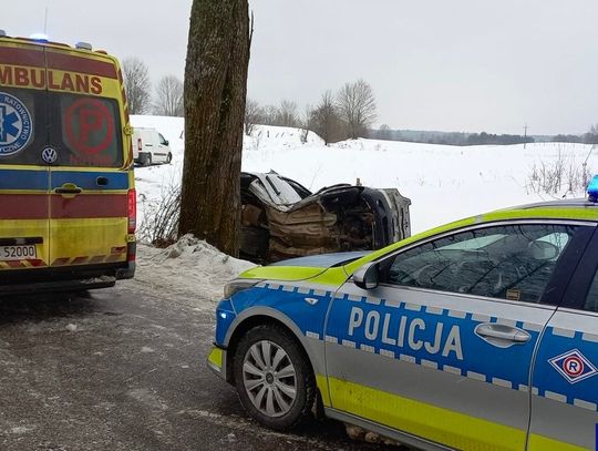 Samochód "zawinął się" na drzewie. Kobieta za kierownicą wpadła w poślizg. Jechała z  dzieckiem