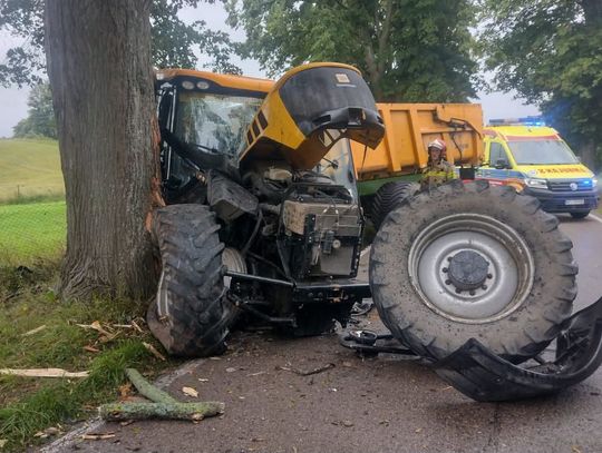 Sarna na drodze i potężne straty. Rolnik uderzył ciągnikiem w drzewo