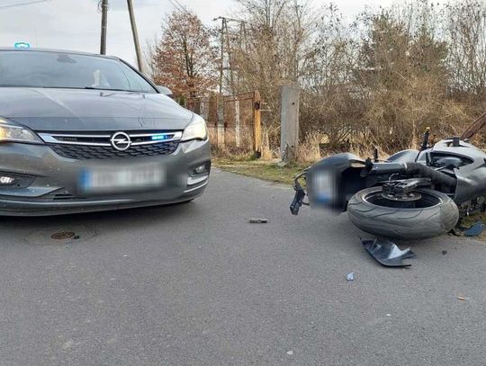 Sceny jak z filmów akcji. Motocyklista uciekał policji z torbą narkotyków, rozbił się na ogrodzeniu