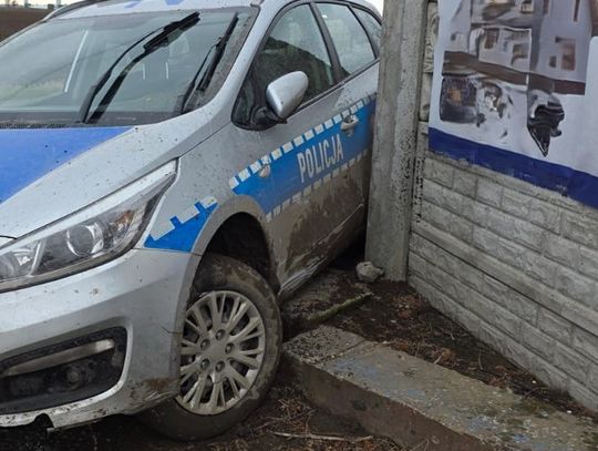 Sceny jak z filmu na wiejskiej drodze. Pijany kierowca zepchnął radiowóz z drogi na betonowe ogrodzenie. Padły strzały