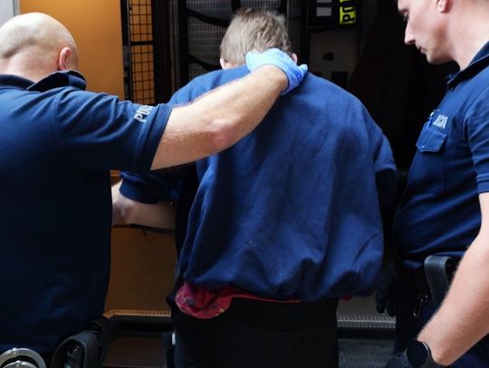 Schizofrenia, metamfetamina i głosy nakazujące zabijać. Śledczy badają sprawę 19-latka