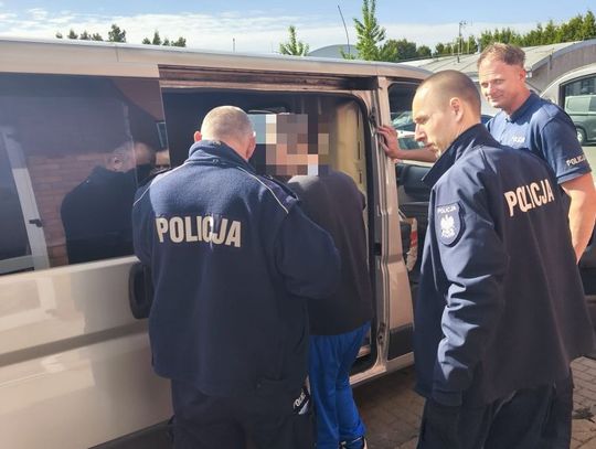 Ściągnął tablice z audi i założył maskę. Grożąc ekspedientce bronią zrabował utarg z kasy