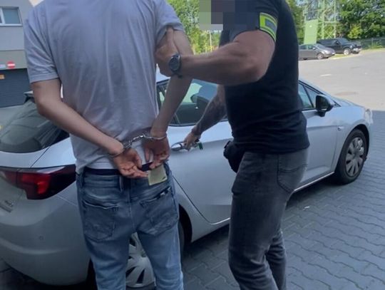 Ścigali go siedmioma listami gończymi. 24-letni oszust żył w ciągłym biegu, aby uniknąć policji