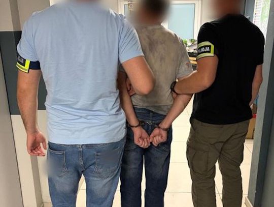 Ścigali go za naruszenie nietykalności funkcjonariusza. Przed kryminalnymi ukrył się na strychu