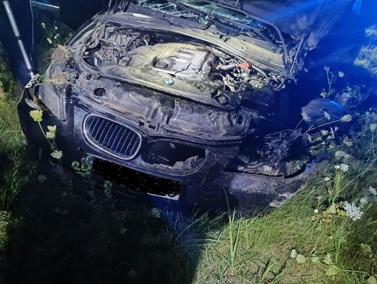 Ścigane BMW wystrzeliło w powietrze i przeleciało nad barierkami. Za kierownicą pijany 49-latek z zakazem
