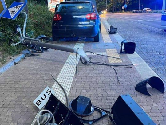 Ścigany 19-latek rozbił golfa na słupie, a potem uciekł na osiedle. Znaleźli go pod balkonem