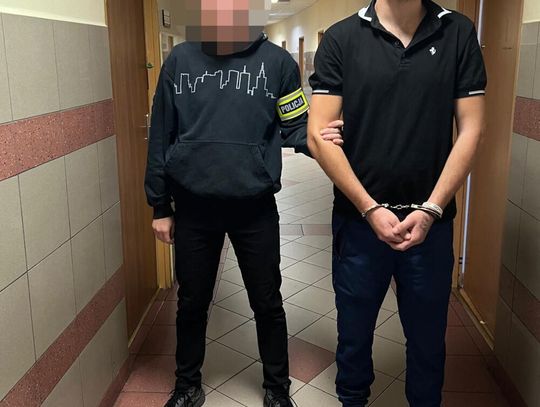 Ścigany 27-latek próbował ukryć się w rodzinnym domu. Policjanci zatrzymali go po obserwacji