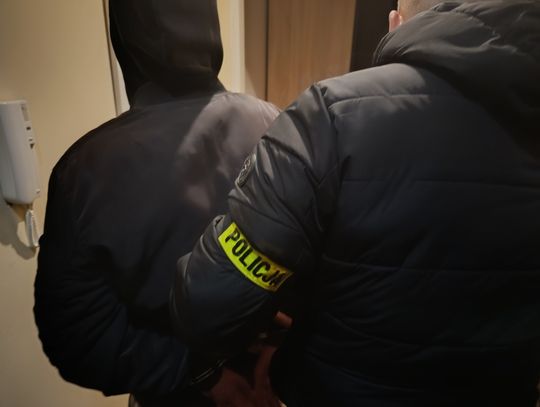 Ścigany 34-latek nawet nie zapalał światła w mieszkaniu. Policjanci i tak go wytropili i zatrzymali