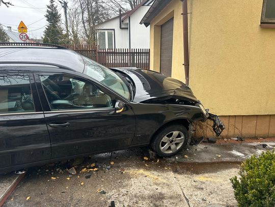 Ścigany 60-latek wjechał mercedesem w budynek. Uciekał, bo miał już dwa zakazy prowadzenia Ścigany 60-latek wjechał mercedesem w budynek. Uciekał, bo miał już dwa zakazy prowadzenia