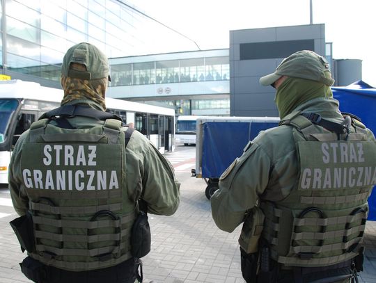 Ścigany dwoma listami gończymi uciekł na Islandię. Narozrabiał i został deportowany do Polski