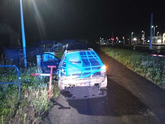 Ścigany kierowca audi wjechał w szlaban i ogrodzenie. Uciekał, bo był poszukiwany i miał narkotyki