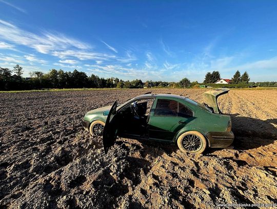 Ścigany kierowca porzucił auto na polu i wskoczył do rzeki. Miał cztery zakazy prowadzenia