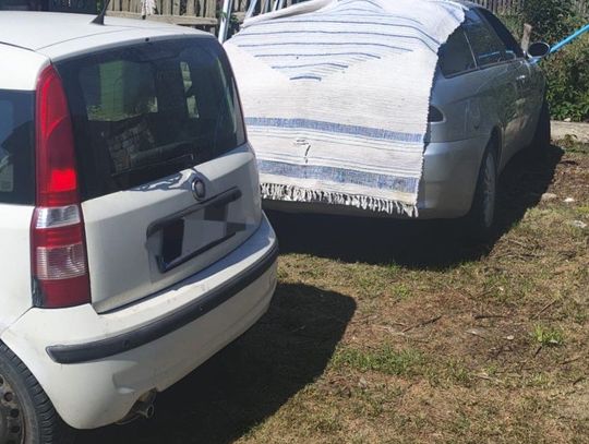 Ścigany kierowca przykrył auto narzutą i schował się w budynku . Wierzył, że dzięki temu stanie się niewidzialne