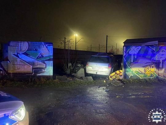 Ścigany kierowca rozbił się na betonowym ogrodzeniu. Od razu trafił do więzienia Ścigany kierowca rozbił się na betonowym ogrodzeniu. Od razu trafił do więzienia