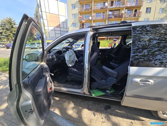 Ścigany kierowca rozbił się na latarni, porzucił auto i uciekł. Na miejscy zostawił zszokowanego kumpla