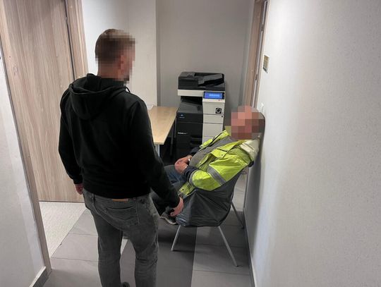 Ścigany pięcioma listami gończymi zatrzymany w pustostanie. Czeka go długa odsiadka