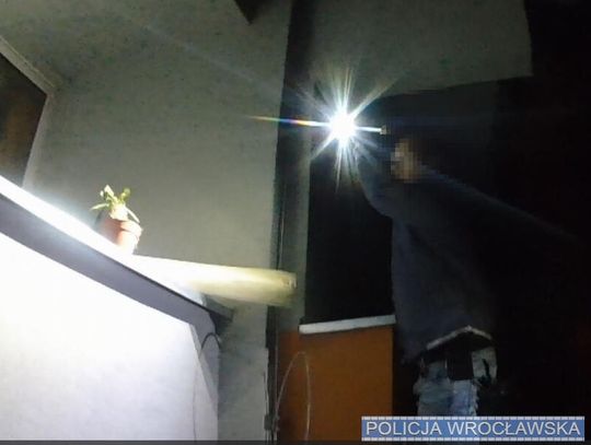 Ścigany mężczyzna wskoczył na balkon na parterze i tam się schował. Wcześniej porzucił samochód