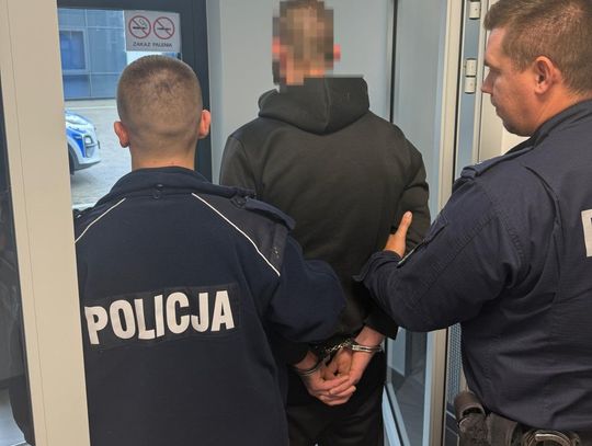 Ścigany trzema listami gończymi ukrywał się na działce. Na trop 26-latka wpadł dzielnicowy