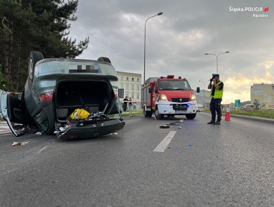 Seat wypadł z drogi, skosił latarnię i potrącił pracownika montującego sygnalizację świetlną [FOTO]