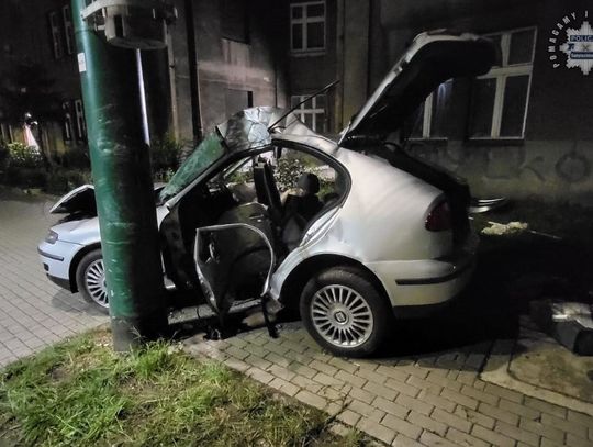Seat zawinął się na betonowym słupie. Za kierownicą 18-latek, który jechał razem z dziewczyną
