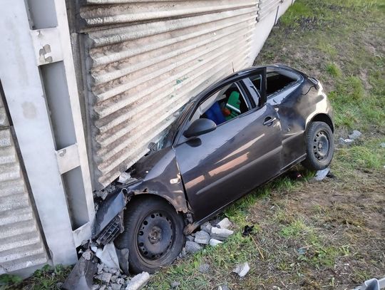 Seat zmiażdżony po uderzeniu w betonową barierę. Kierowca nie miał szans na przeżycie