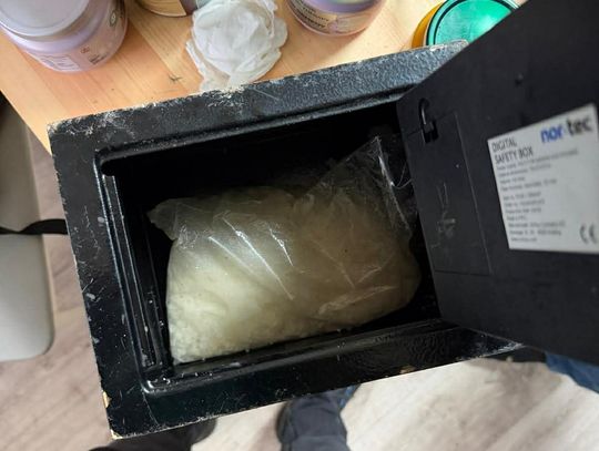 Sejf ukryty pod podłogą w łazience. 20-latka odpowie za posiadanie dużej ilości narkotyków