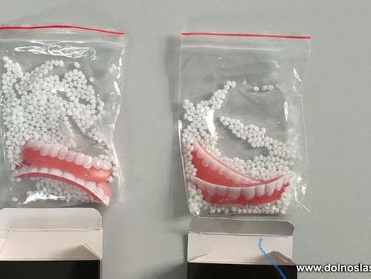 Senior chciał zaoszczędzić i zamówił protezy przez internet. Dostał zabawkowe zęby