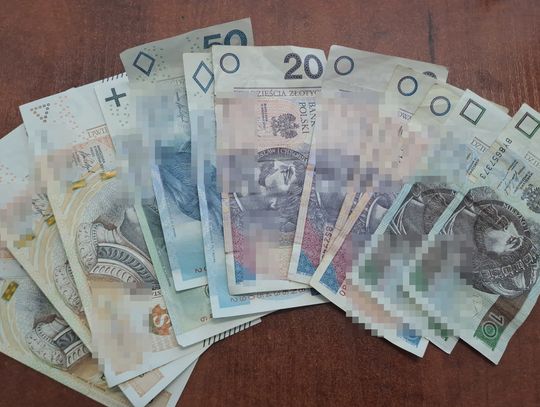 Seniorka okradziona podczas wynoszenia śmieci. Złodziejce wystarczyło tylko kilkanaście sekund