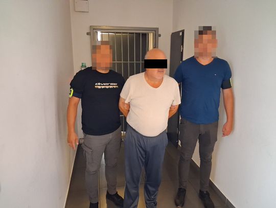 Seniorzy okradli seniorkę. Podstępem weszli do mieszkania kobiety i zabrali pieniądze